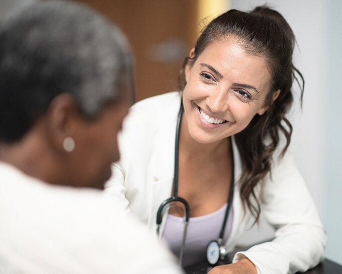 Medizinisches Fachpersonal im Gespräch mit einem Patienten