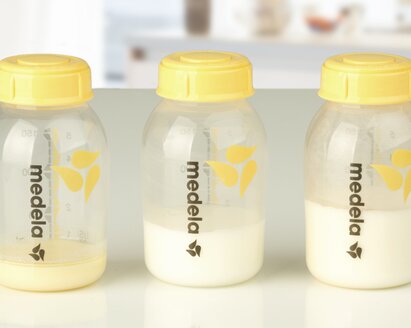Illustration der Zusammensetzung der Muttermilch und ihrer Nährstoffe in Medela-Muttermilchflaschen.